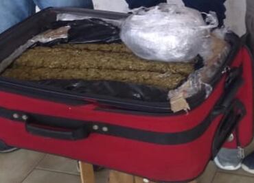 Detienen a tres sujetos con una maleta con marihuana en Morelos