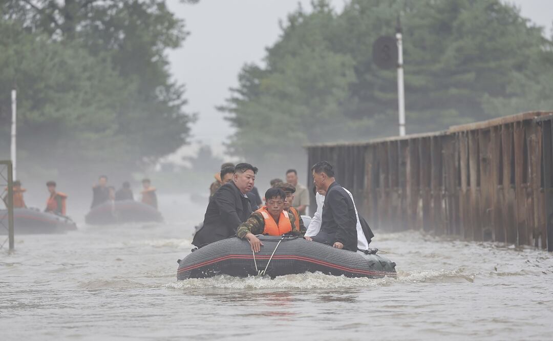 El líder de Corea del Norte, Kim Jong Un, inspecciona una zona afectada por inundaciones en la ciudad de Sinuiju, en la provincia de Phyongan del Norte. Foto: AP