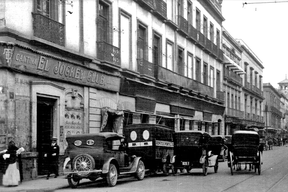 República de Uruguay e Isabel la Católica, antiguamente calle de Tiburcio y del Ángel. Los inmuebles de esta cuadra desaparecieron; hoy está ocupado por oficinas de Telmex y un Sanborns. Imagen: Col. Villasana-Torres