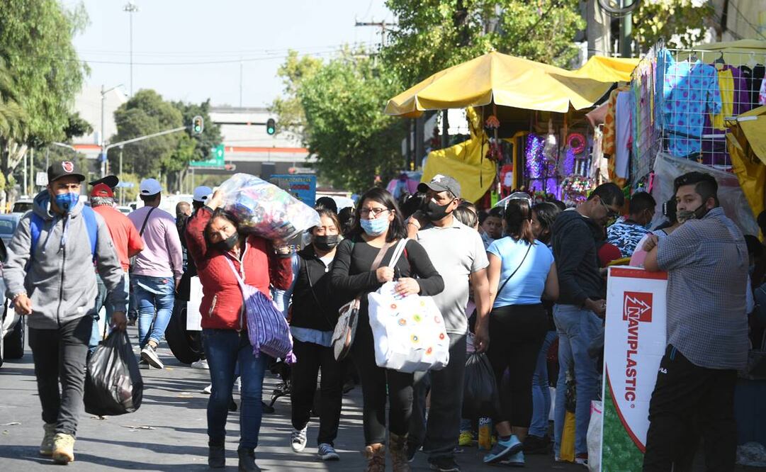 A pesar de que ha aumentado la ocupación hospitalaria y hay centros médicos que están saturados, las aglomeraciones en lugares como los alrededores del Mercado de Jamaica continúan. Foto: Hugo García. EL UNIVERSAL