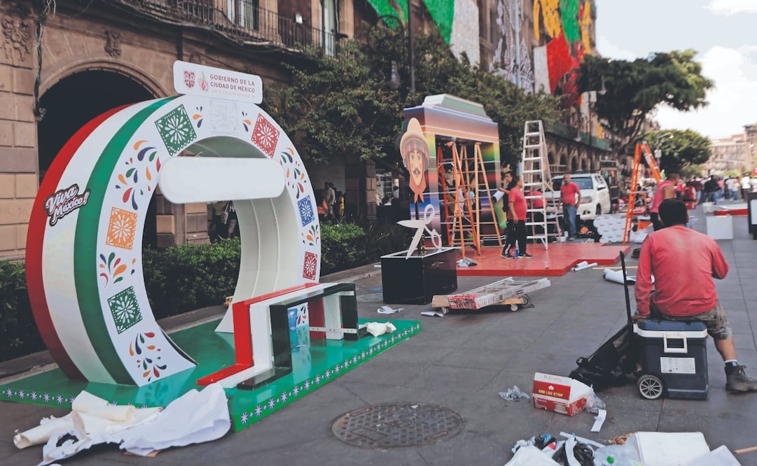 En la plancha del Zócalo se instalan diversos espacios para que los asistentes se tomen la foto de recuerdo. Foto: Diego Simón Sánchez/ EL UNIVERSAL