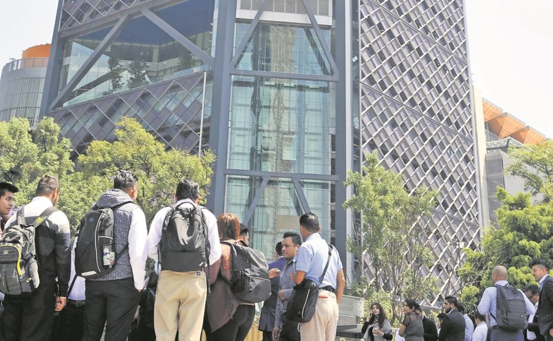 Respuesta. Bancomer recibió amenazas y activó los protocolos de seguridad de sus edificios en Reforma y Mariano Escobedo. Foto: ARMANDO MONROY. CUARTOSCURO