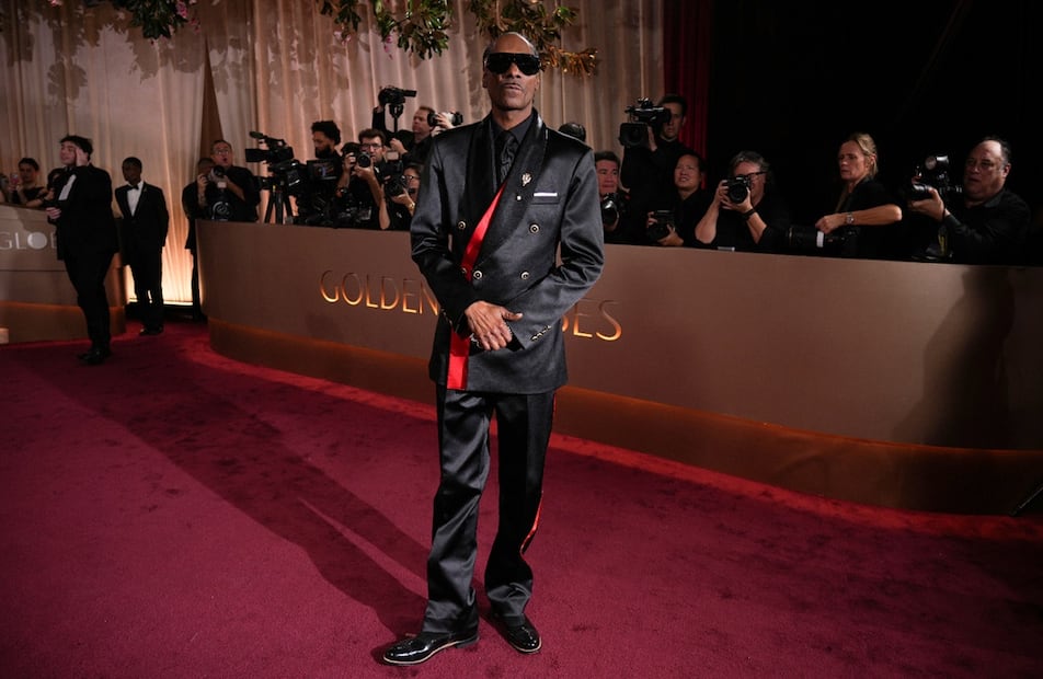 Snoop Dogg en la alfombra roja de los Globos de Oro 2026.
Foto: Jordan Strauss / AP