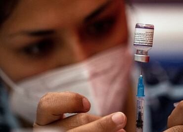 Tres dosis de vacuna de Pfizer antiCovid-19, más eficaces contra hospitalización, señala estudio