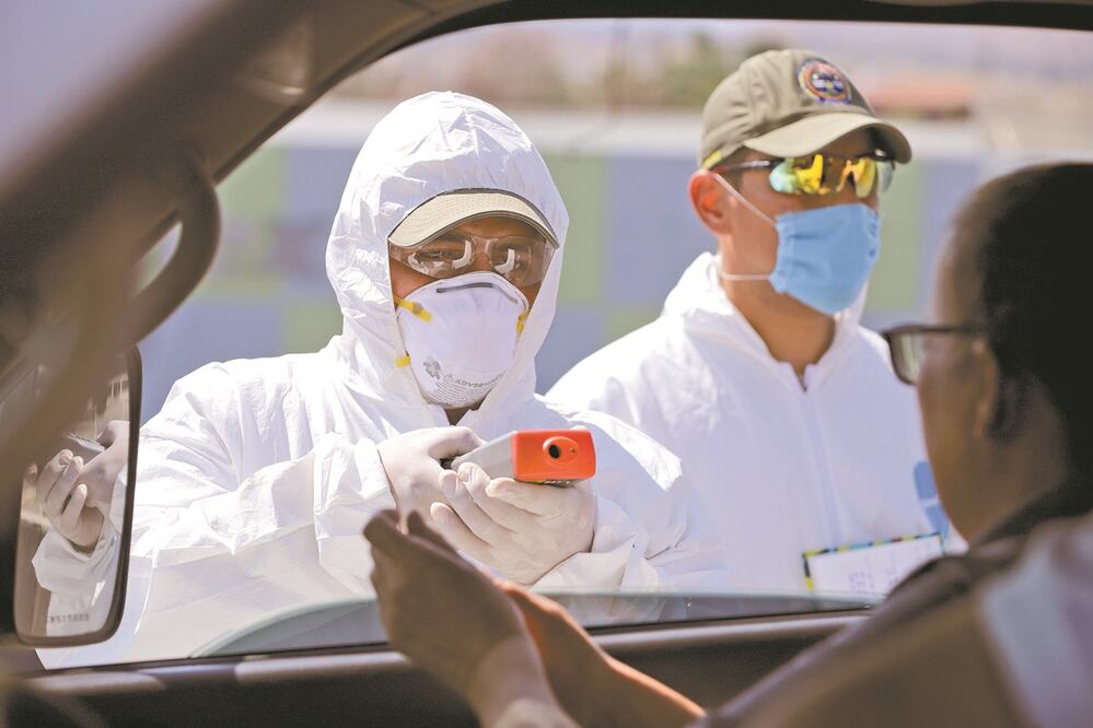 En la zona limítrofe de Jalisco con los estados de Michoacán y Aguascalientes fueron instalados filtros sanitarios para detectar casos sospechosos de Cov i d-19. Foto: CARLOS ZEPEDA. EL UNIVERSAL