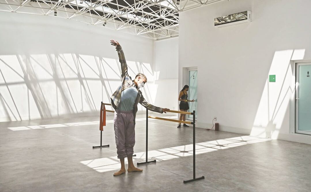 Las becas y convocatorias son muy pocas, y vivir de la danza no es posible, así lo cuenta el coreógrafo, bailarín, maestro y director de Convexus, Francisco Rojas. Foto: DIEGO SIMÓN. EL UNIVERSAL