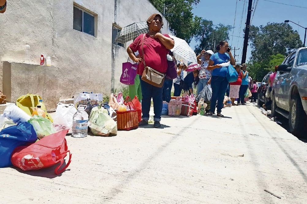 En el acceso principal de la cárcel de Ciudad Victoria se registró una mayor afluencia de familiares que exigen que les informen de los internos (ROBERTO AGUILAR. EL UNIVERSAL)