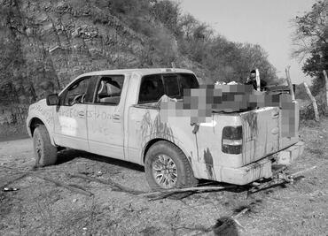 Suman 15 los cuerpos hallados en una camioneta de Aquila, Michoacán
