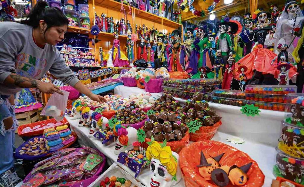 Comerciantes del Mercado de Jamaica coincidieron en que el gasto para montar una ofrenda de Día de Muertos depende del tamaño y los elementos que se incluyan. Foto: Luis Camacho / EL UNIVERSAL