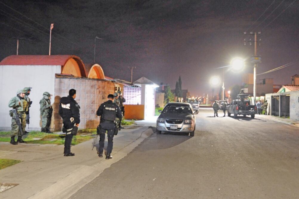 Re scate. Policías municipales llegaron al lugar donde vecinos tenían sometido al presunto homicida (CUARTOSCURO)