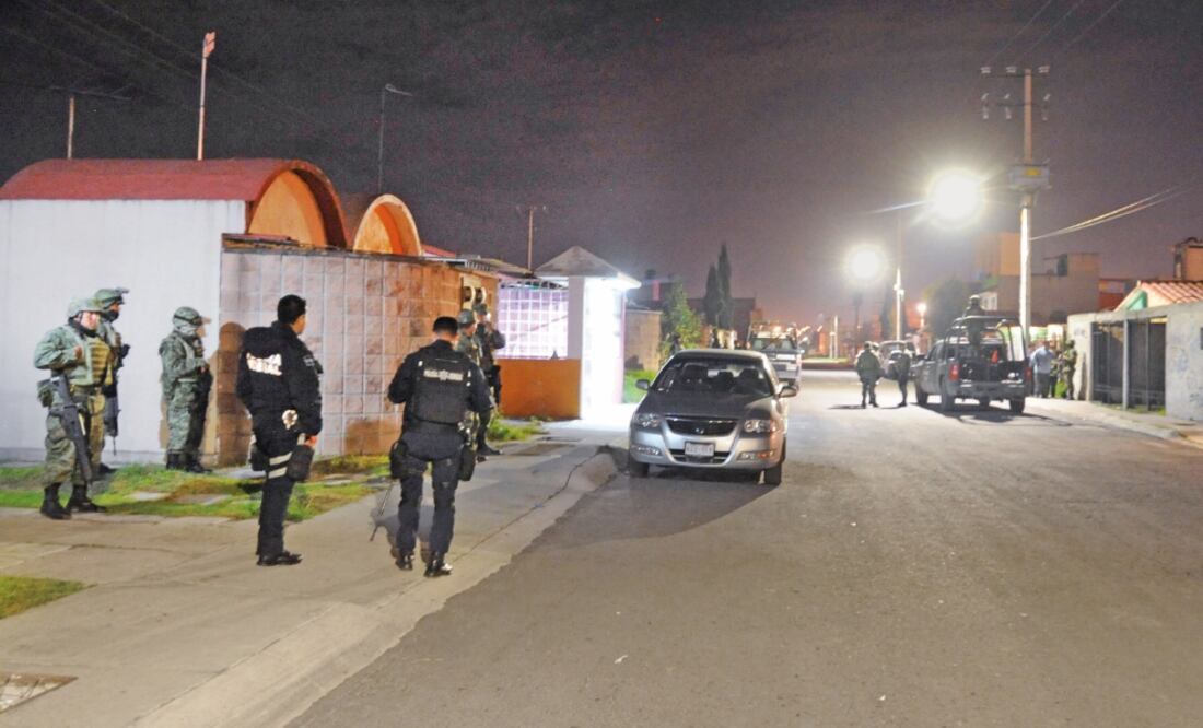 Re scate. Policías municipales llegaron al lugar donde vecinos tenían sometido al presunto homicida (CUARTOSCURO)