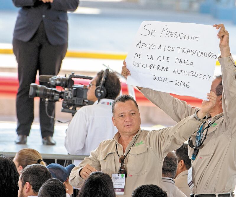 El presidente Andrés Manuel López Obrador dijo que sin los trabajadores su gobierno no podría rescatar a la CFE, pues requiere de su compromiso. Foto/GERARDO LUNA. NOTIMEX