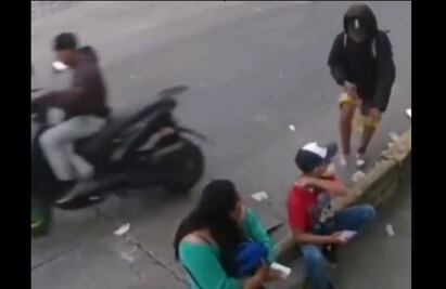 Video. Ladrón roba celular a niño que descansaba junto a su madre en banqueta de Naucalpan