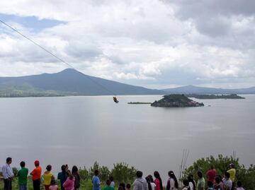 Michoacán: Con el repoblamiento de miles de peces, arranca el programa de recuperación del Lago de Pátzcuaro