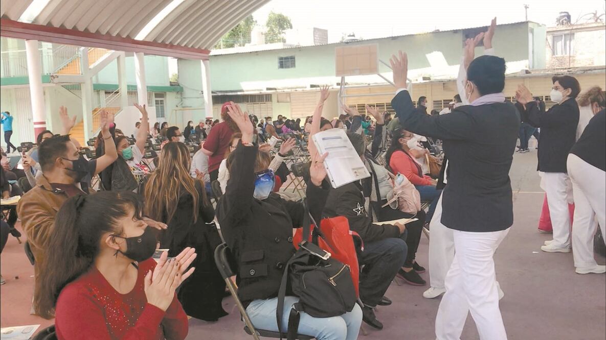 Personal de salud que aplicó las vacunas antiCovid en la escuela secundaria Niños Héroes en Barrientos, animó a los docentes a realizar “ola s” mientras esperaban su turno para recibir las dosis. Foto: REBECA JIMÉNEZ. EL UNIVERSAL