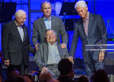 Otra actriz acusa a Bush padre de tocarla inapropiadamente