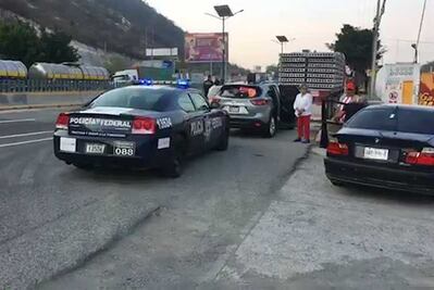 Atacan a balazos a turistas en autopista del Sol