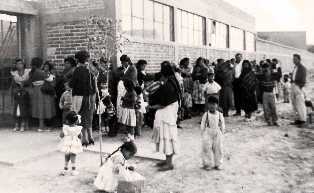 Padres de familia formados afuera de una escuela en la colonia federal para inscribir a sus hijos, 1959. Foto: Especial.