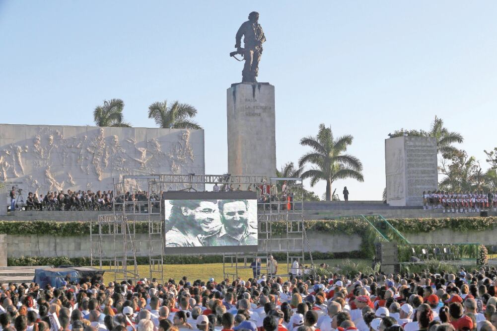 Imagen de la ceremonia en honor a Ernesto Che Guevara en la ciudad cubana de Santa Clara, donde se encuentran sus restos desde 1997 (REUTERS)