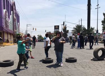 Bloquean avenida Texcoco por desabasto de agua tras fuga en ramal Tláhuac-Mixquic, en Nezahualcóyotl