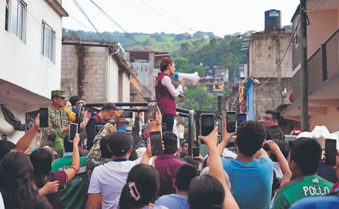 La presidenta Sheinbaum visitó las zonas afectadas por las lluvias en Hidalgo, acompañada por el gobernador Julio Menchaca. Foto Especial