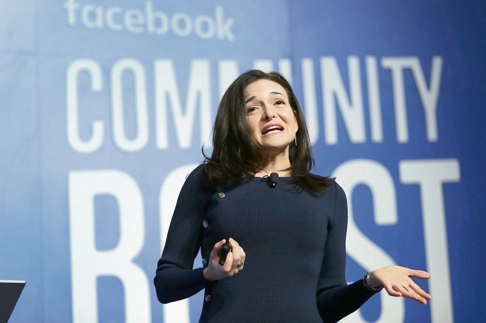 Foro. La directora de operaciones de Facebook, Sheryl Sandberg, habló el martes de la necesidad de elevar esfuerzos contra la desinformación (AFP)