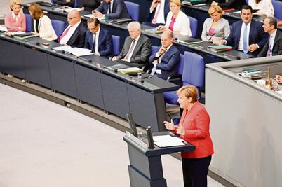 Merkel encara crisis interna y externa por pacto migratorio