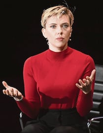 Scarlett Johansson llama cobarde a Ivanka Trump