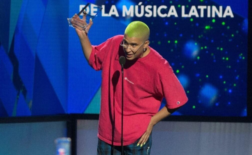 Critican uñas verdes de Bad Bunny y sorprende beso húmedo en los Latin Billboard