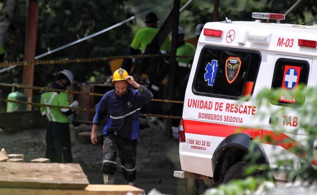 La Cruz Roja y los bomberos trabajan para rescatar a los mineros atrapados después de que se derrumbara una mina de oro en la que trabajaban en Segovia, Colombia, el miércoles 24 de septiembre de 2025. Foto: AP
