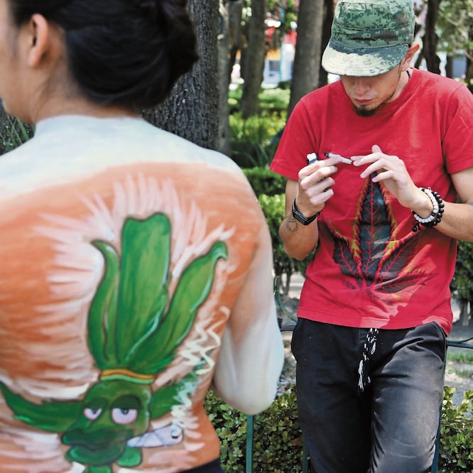 En el jardín de La Ciudadela, jóvenes desnudos se pintaron imágenes relacionadas con la marihuana y forjaron cigarros de cannabis, a pesar de que alrededor había media docena de elementos de seguridad. CARLOS MEJÍA/ EL UNIVERSAL