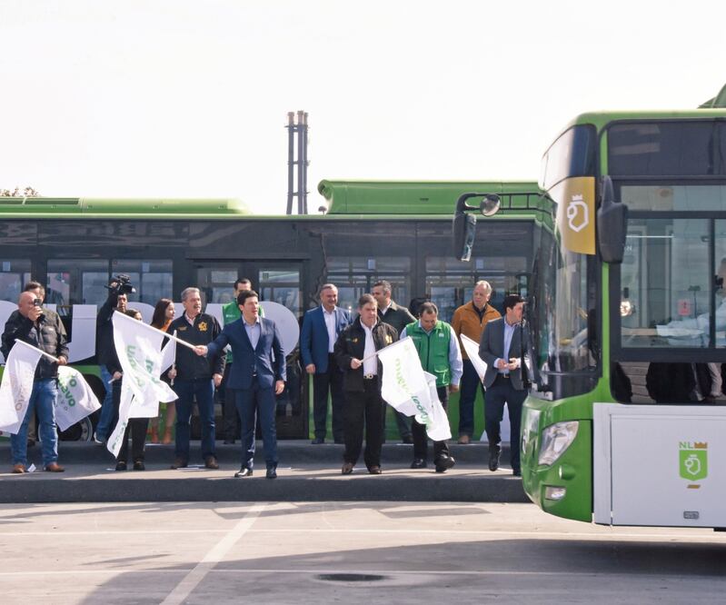 Samuel García dio el banderazo de salida a los 142 camiones. También presentó una tarjeta inteligente y universal de movilidad. Foto: Especial
