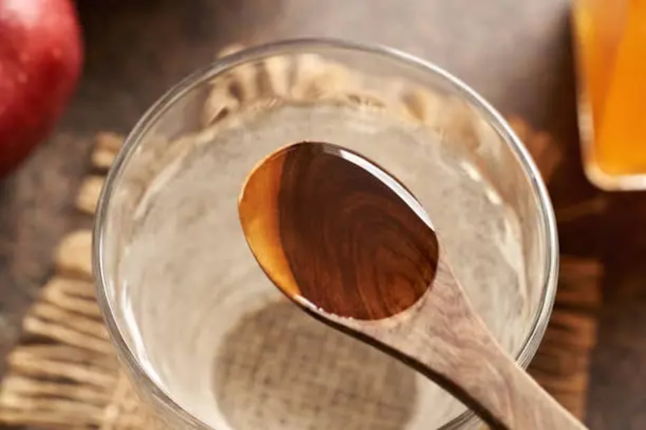 Es importante diluir el vinagre en agua para disminuir su acidez y evitar daños en el cuero cabelludo. Foto: Unsplash