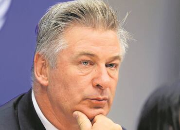 Luego de tragedia en set, Alec Baldwin recibe ayuda de gurúes para encontrar paz mental