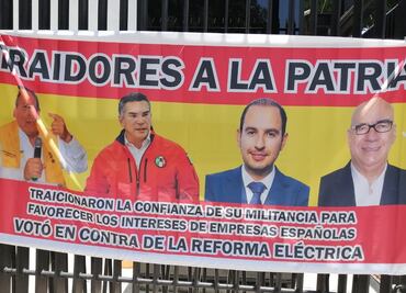 Exhiben frente al Senado retratos de "traidores a la patria" por rechazo a reforma eléctrica