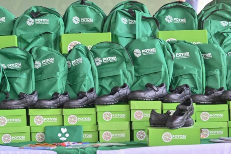 Reciben estudiantes de La Huasteca, en San Luis Potosí, paquetes escolares y zapatos