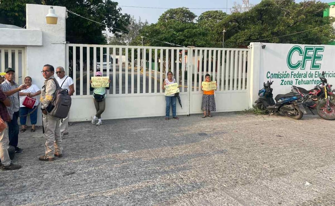 Habitantes del Istmo de Tehuantepec protestan contra CFE por apagones; instalan transformador tras tres días sin luz.
Foto: Especial.