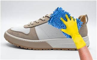 ¿Cómo limpiar gamuza en casa?; guía paso a paso para zapatos, chaquetas y bolsos