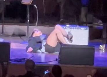 Alejandra Guzmán cae en el escenario: suspende show y sale en ambulancia