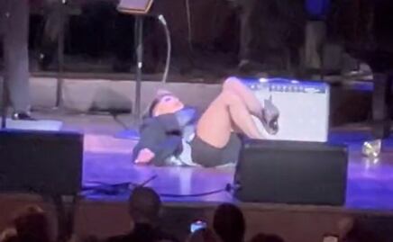 Alejandra Guzmán cae en el escenario: suspende show y sale en ambulancia