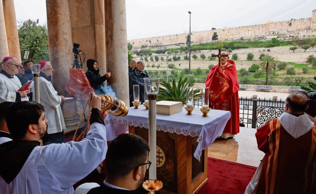 El cardenal Pierbattista Pizzaballa celebró el Domingo de Ramos en la Basílica de Getsemani. No pudo hacerlo en el Santo Sepulcro. Foto: Ammar Awad / AFP