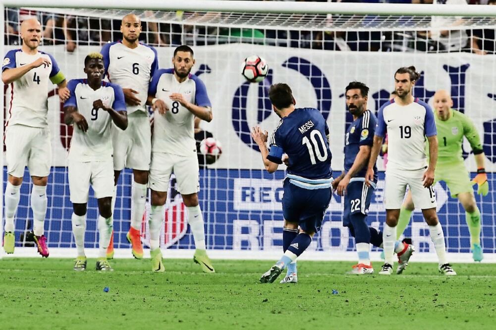 Lionel Messi hizo un golazo de tiro libre, que lo encumbró como el máximo anotador de Argentina (DIEGO DEL CARRIL. XINHUA)
