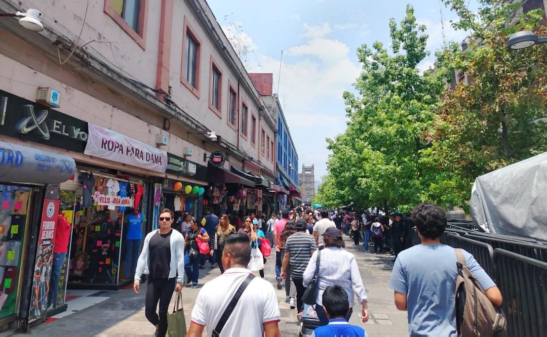 Comerciantes que se instalan en la calle Corregidora, en el Centro Histórico de la CDMX agreden a periodistas (24/04/2026). Foto: EL UNIVERSAL