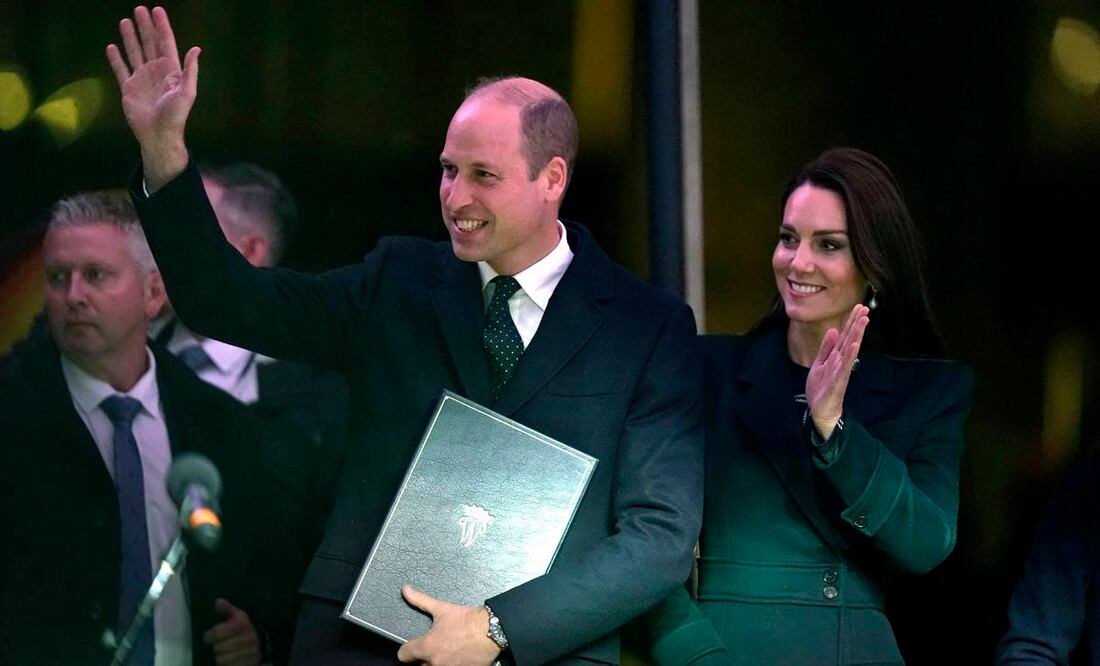 Los príncipes de Gales durante una ceremonia en Boston. Foto: AP