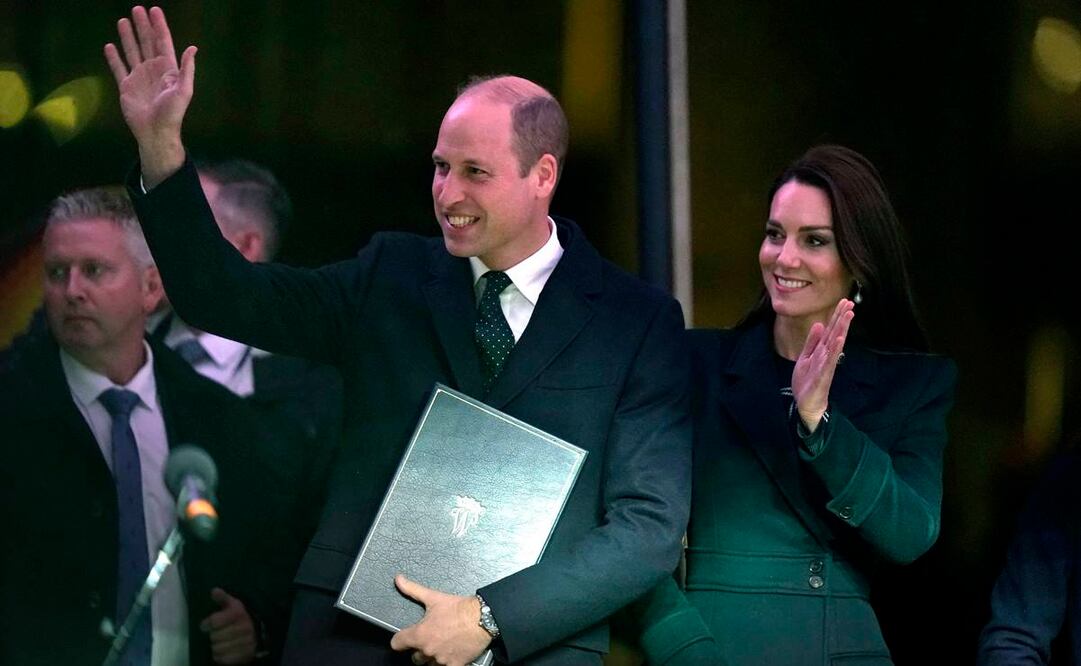 Los príncipes de Gales durante una ceremonia en Boston. Foto: AP