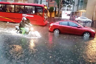 Lluvia provoca caos vial y pega a estaciones del Metro