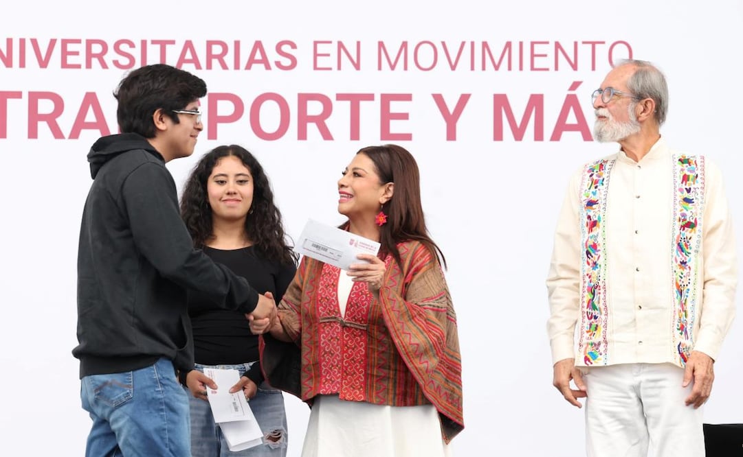 Clara Brugada entregó cerca de 20 mil apoyos para transporte a universitarios. Foto: Especial