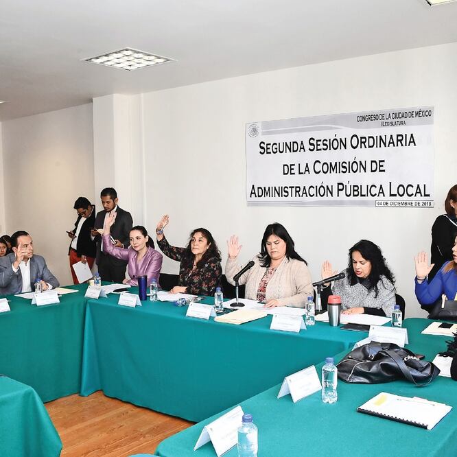La reunión de la Comisión de Administración Pública Local fue presidida por la diputada morenista Guadalupe Chavira (centro). ESPECIAL