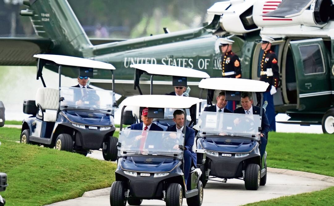 El presidente estadounidense Donald Trump, con su hijo Eric, al llegar al Trump National Doral Miami, el jueves. Foto: Alex Brandon / AP