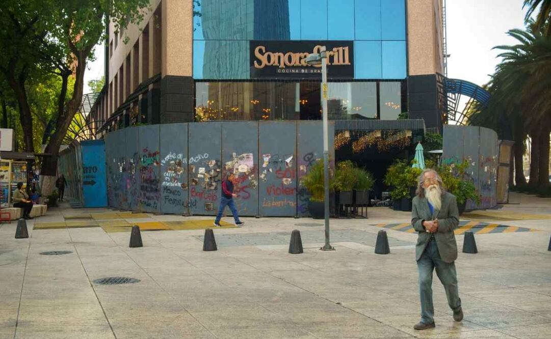 Colocan vallas en negocios sobre Paseo de la Reforma 24 de noviembre 2025/ Fotos: Osmar Alvarado. EL UNIVERSAL